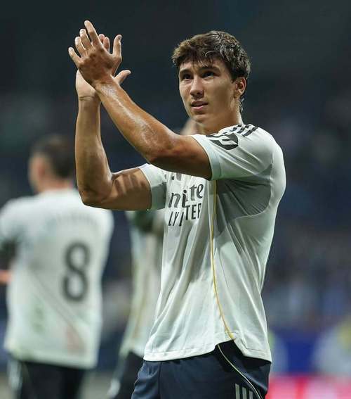 TA：21岁皇马前锋贡萨洛膝盖一直不适，接受保守治疗略有好转