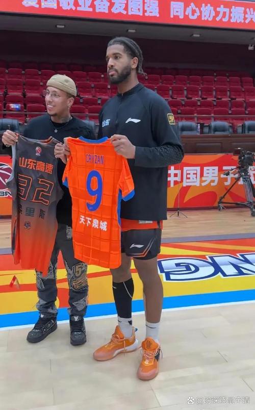 克雷桑领衔，7名泰山球员观战山东男篮比赛