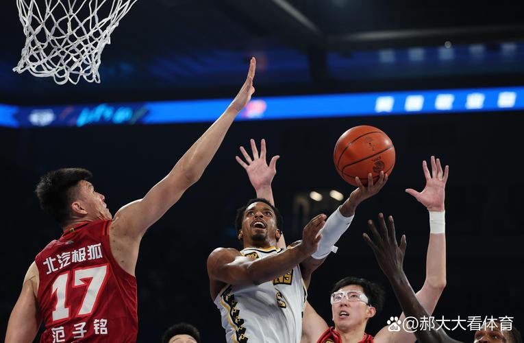 里夫斯谈带伤出战背靠背：不能在41岁球员出战的情况下选择休战