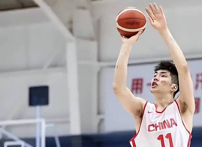 新华社：跨越1.4万公里的奔赴——对话中国男篮球员余嘉豪