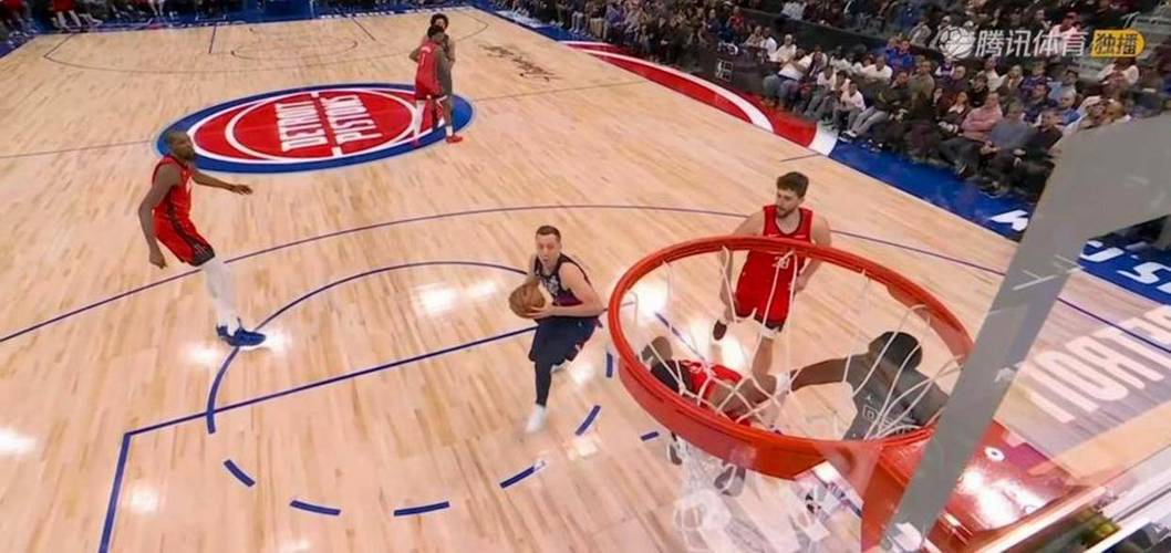 勒韦尔打趣：许尔特篮下终结能力很棒 这一点他真该教教邓罗