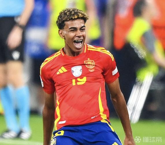 每体：波兰10岁小球迷患有骨骼生长障碍，亚马尔3C亲切探望并互动