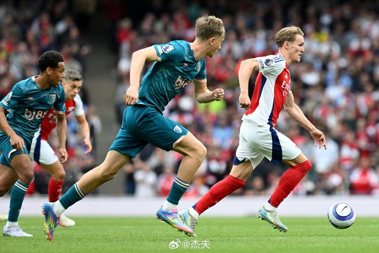 太阳报：阿森纳球员上周英超赢球后观看曼城，休息室外听到欢呼声