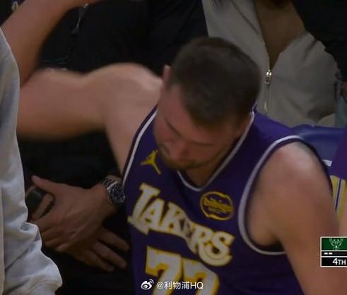 无论是三分中投还是突破 东契奇刀刀见血拳拳见肉 比赛极具杀伤力