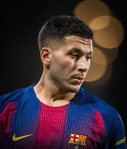 每体：弗里克欧冠后给球员放了一天假，巴萨更衣室充满默契和团结