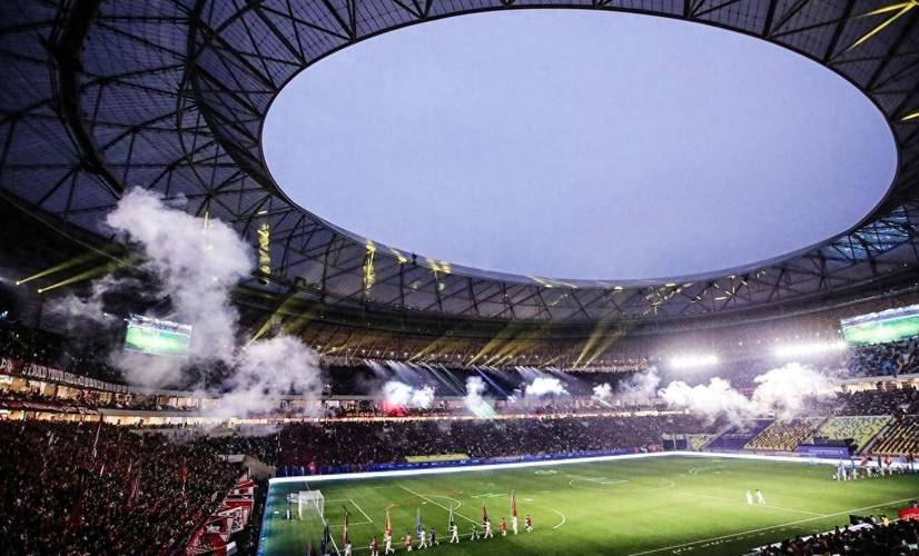 此前八次首轮出局！内布拉斯加大学疯三首胜 10000名球迷现场见证