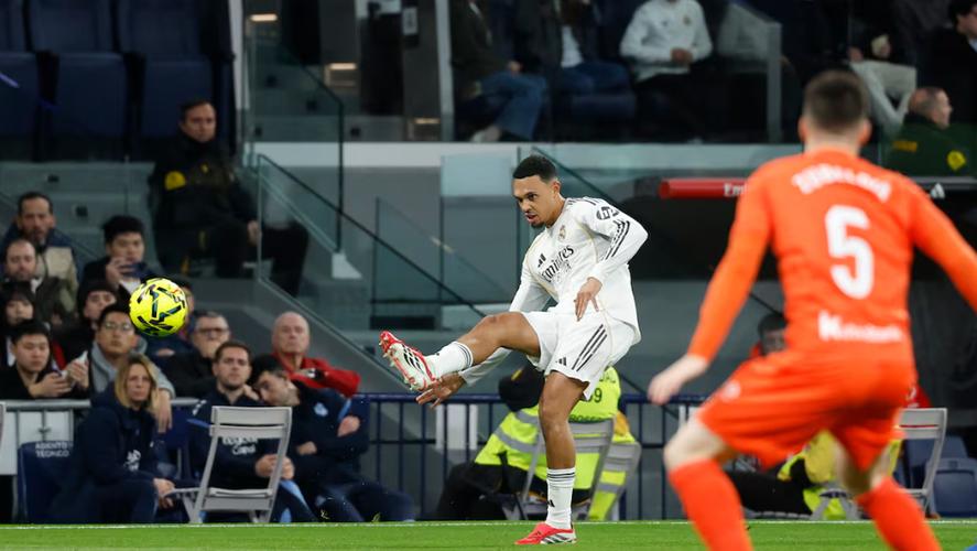 记者：阿诺德在皇马踢右后卫+拥有大赛经验，却入不了图赫尔法眼