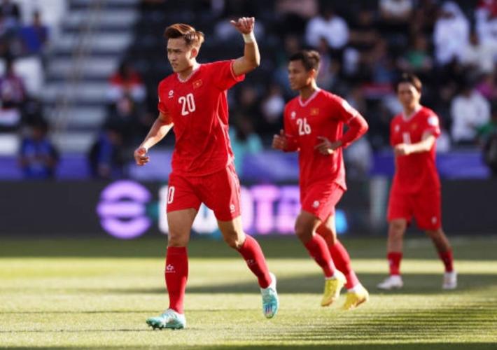 关键先生！阿贾克斯社媒纪念安东尼四年前绝杀费耶诺德