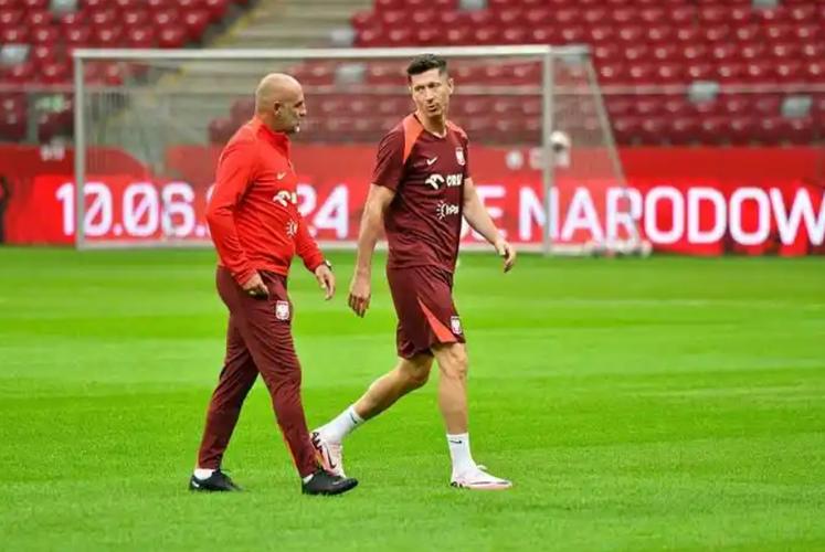 波兰媒体：莱万还未收到具体续约报价，他的未来预计4月份明朗