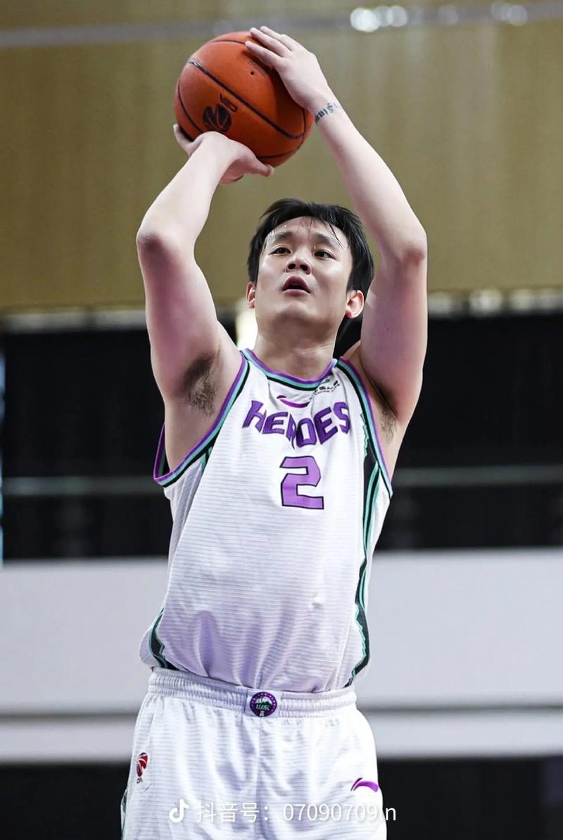 丁彦雨航退役！鲁媒：经十路的神 最强三号位 青春终有谢幕