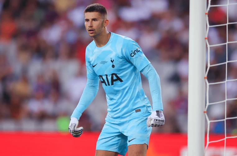 迪马济奥：热刺门将维卡里奥将接受疝气手术，有可能赛季报销