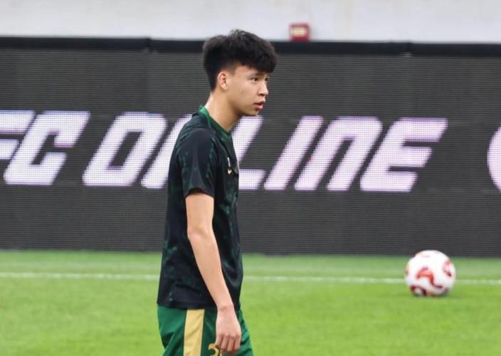 双响当选最佳！王钰栋经过混采区：为什么要回答？一个问题，谢谢