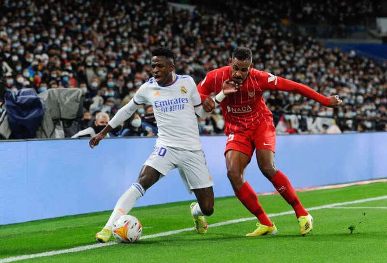 世体：一名骂维尼修斯 “猴子” 的塞维利亚球迷，面临21个月监禁