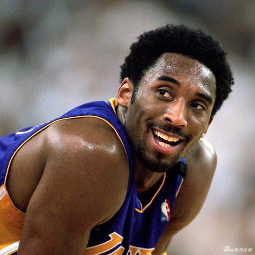 朗斯后卫30岁生日夜打入精彩凌空侧钩，主场球迷为他唱生日快乐歌