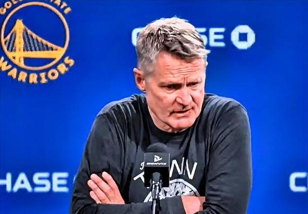 科尔：波津退场后我们失去了能拉开空间的5号位 下半场彻底崩盘了