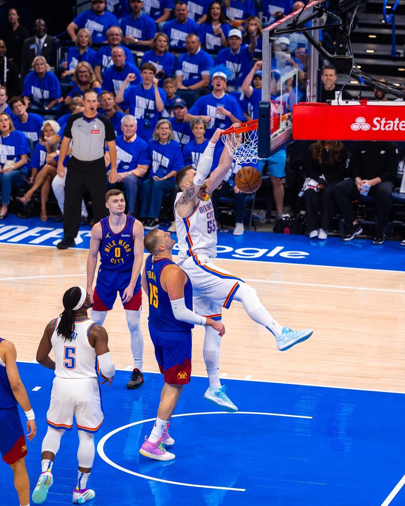 热门秀菲隆砍29分8板7助率队取胜 队友说他打球像亚历山大