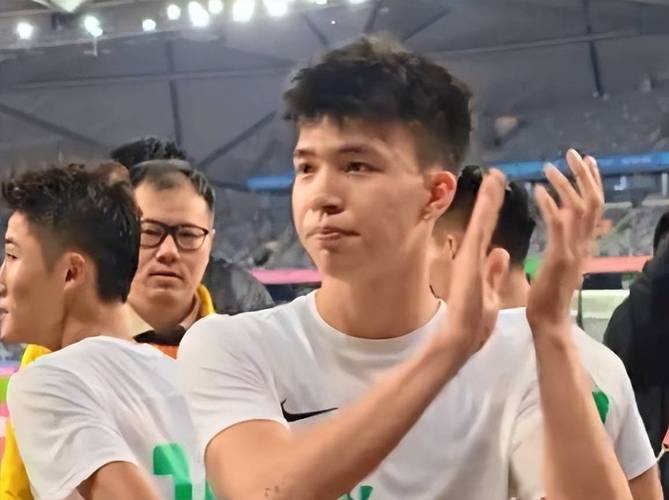 王钰栋采访不耐烦引争议！中超规定：本场最佳须在混采区接受采访