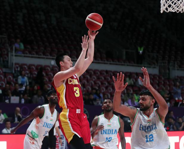 记者：在中国篮球历史上 能在3号位与丁彦雨航媲美的球员屈指可数