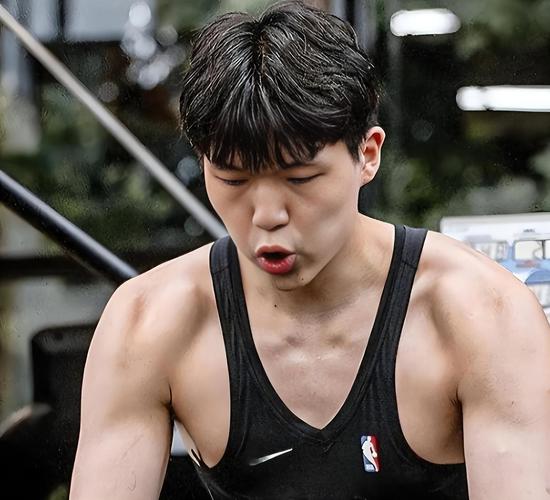 杨瀚森：有时候手像叉子一样 恨不得剁了它 需要及时调整