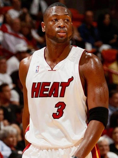 韦德打趣:等老詹2038年退役 希望他将经典空接照签名后送我