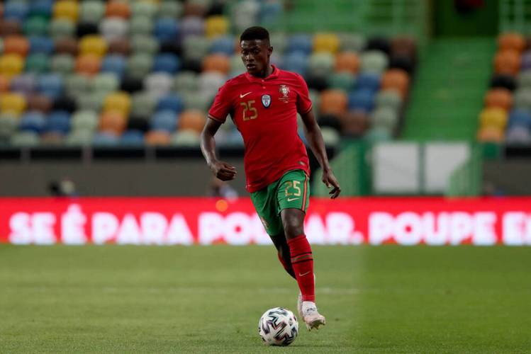 努诺·门德斯本赛季为巴黎打入6球，创个人职业生涯单赛季新纪录