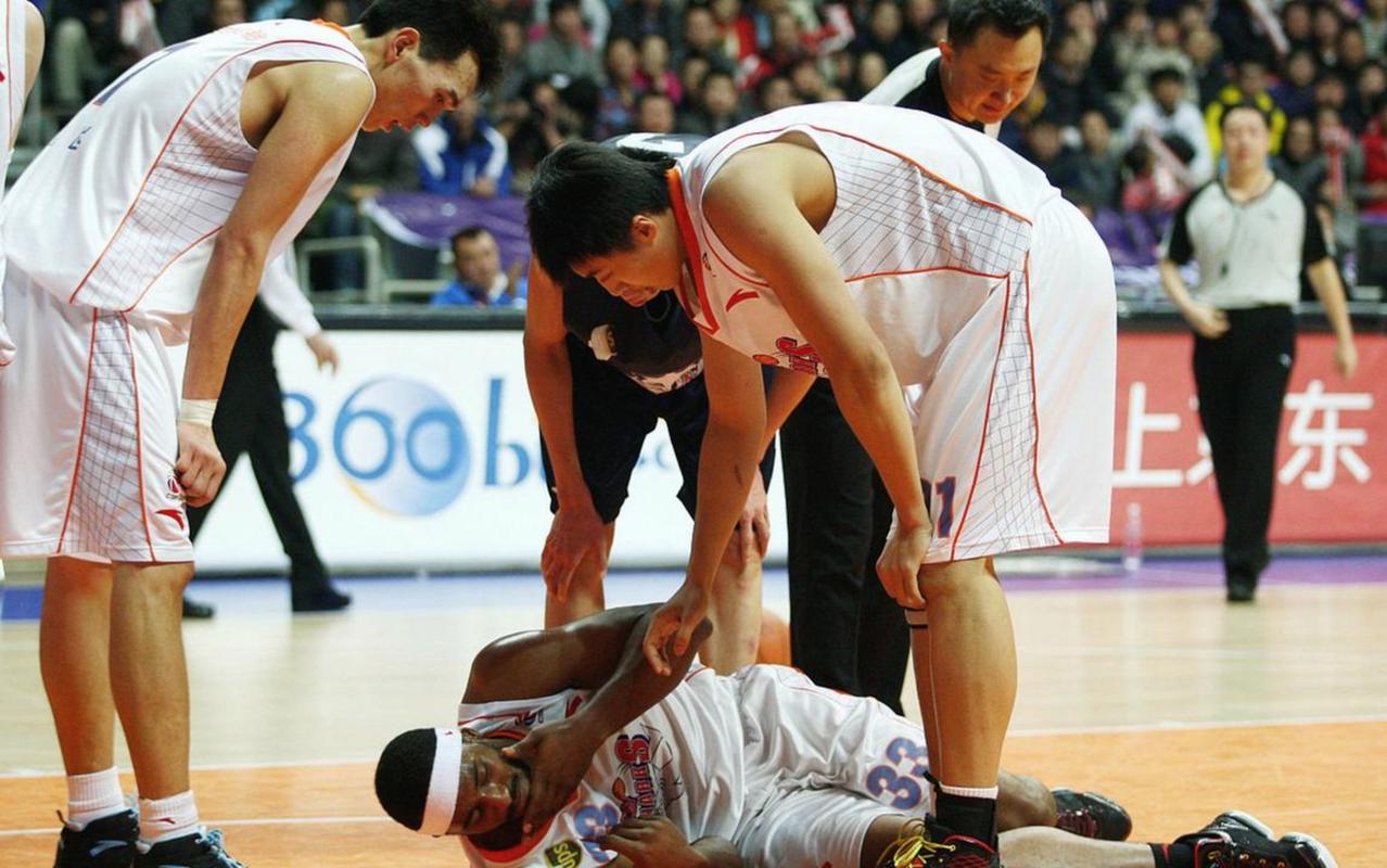 14罚5中！媒体人：周琦罚球容易被针对 姚明大郅巴特尔罚球都不错