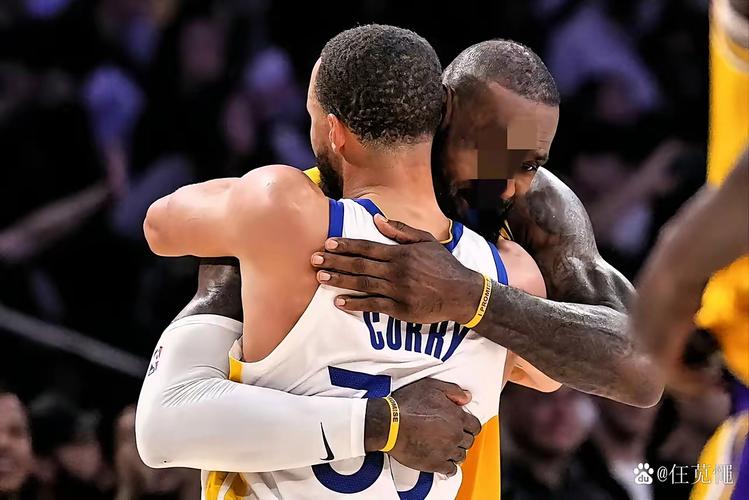 相逢一笑！库明加赛后和前队友&科尔拥抱致意 还和库里聊了一会