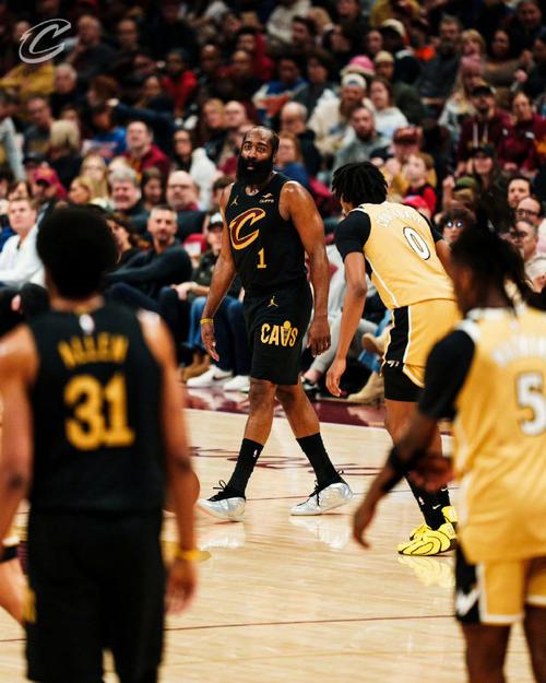 阿特金森：哈登米切尔整场不在最佳状态 但关键时刻能接管比赛