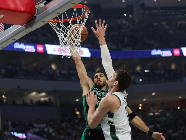 精彩对飚！阿卡夫爆砍36+6带领阿肯色晋级 1米78小后卫空砍30+5