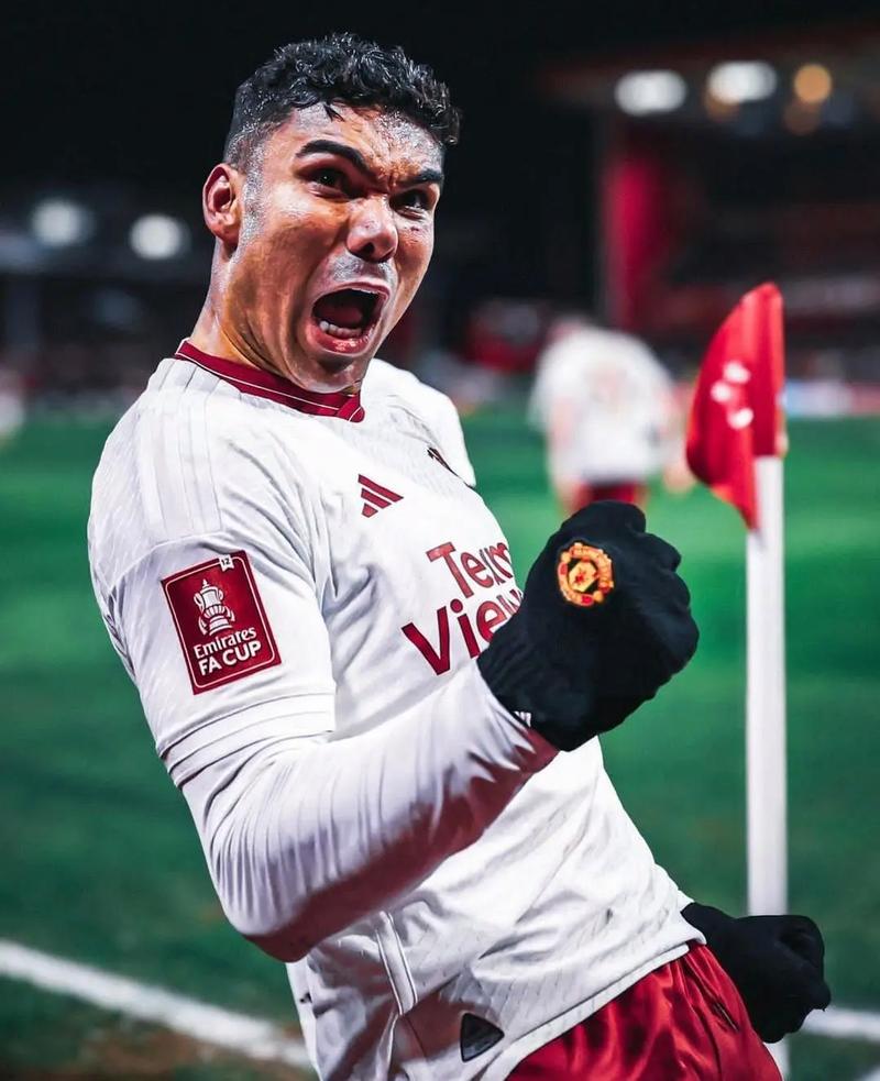 詹俊：阿玛德倒地个人觉得应该判点，曼联后腰防守太依赖卡塞米罗