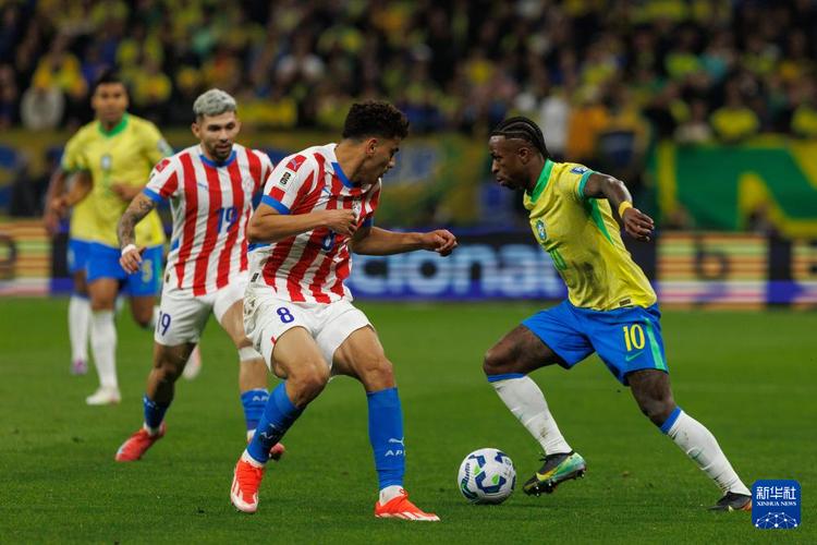 巴西队发布世界杯主场球衣，维尼修斯、里沙利松担当模特