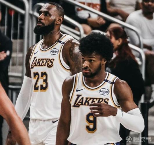 帕森斯：湖人一直赢球让詹姆斯享受新角色 现在他打得就像奥运詹