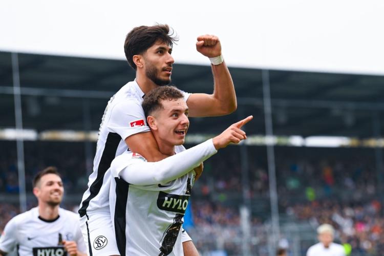 德天空：德乙埃弗斯堡体育CEO布克是多特体育总监候选人