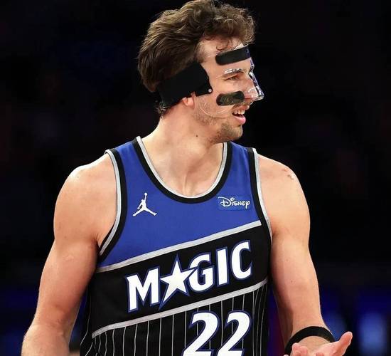 缺席3到4周！媒体人：克里斯手指骨折仍随队出征 关注球队表现