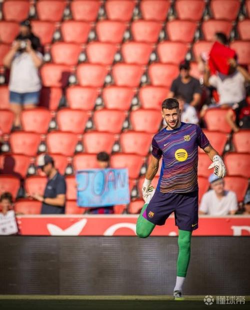 世体：霍安·加西亚比赛中假装受伤，好让拉菲尼亚换球鞋
