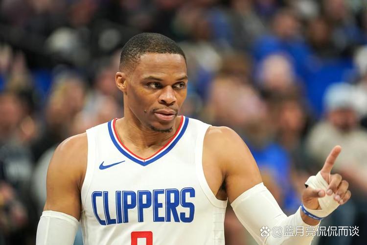 希望无大碍！27号秀沃尔夫次节崴脚伤退 出战12分钟拿9分4板