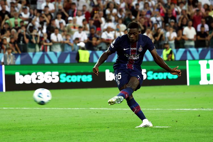 队报：努诺·门德斯在巴黎的比赛中踢左边锋，或与备战利物浦有关