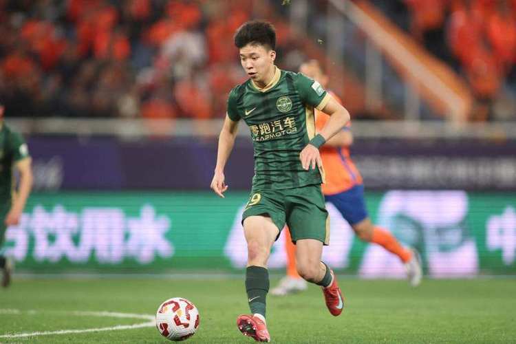 东体谈王钰栋：职业球员有情绪正常，但同样要有职业精神