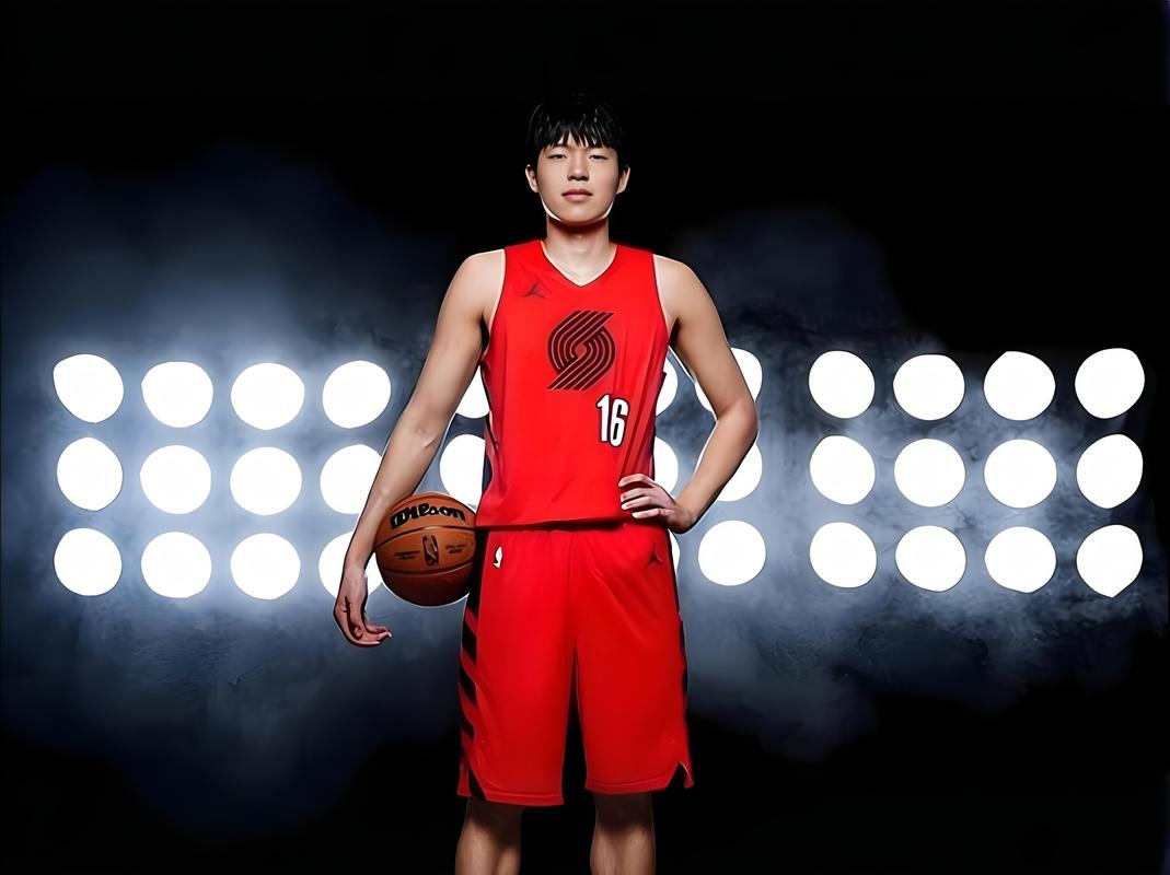 杨瀚森在G联盟背靠背砍两双 开拓者官方晒海报庆祝