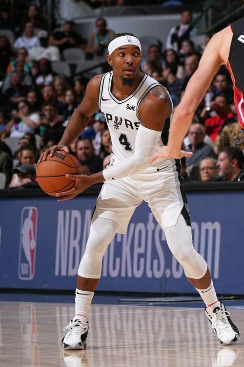 斯科蒂·巴恩斯：我们都清楚马穆的价值 要帮他找回比赛节奏