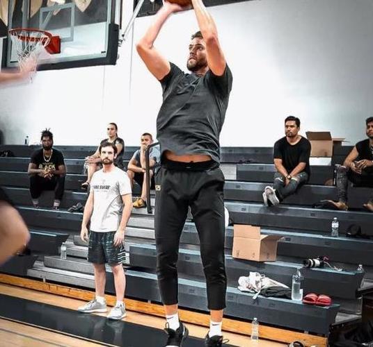 帕森斯：人们觉得老范签2年5000万很疯狂 现在来看一分钱也没多要