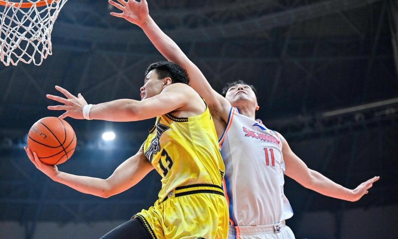 布罗金顿：CBA的对抗比NBL更强  身体对抗更大更激烈