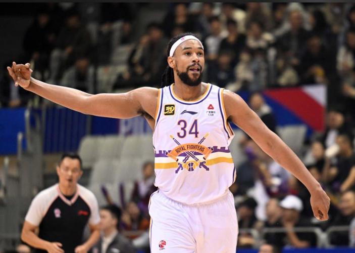 8投仅1中！媒体人：广东该抓紧用麦考尔换个尺寸足够的外援中锋