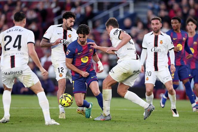 阿斯：巴萨中锋位置遇危机，莱万与费兰双双哑火