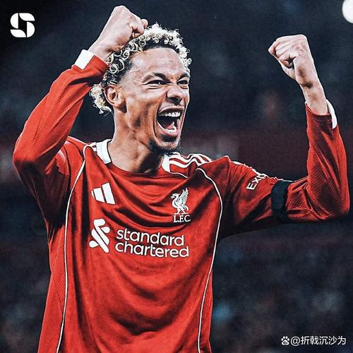 痛苦面具！埃基蒂克品尝利物浦当地食物表情逗乐大家：挺好吃的