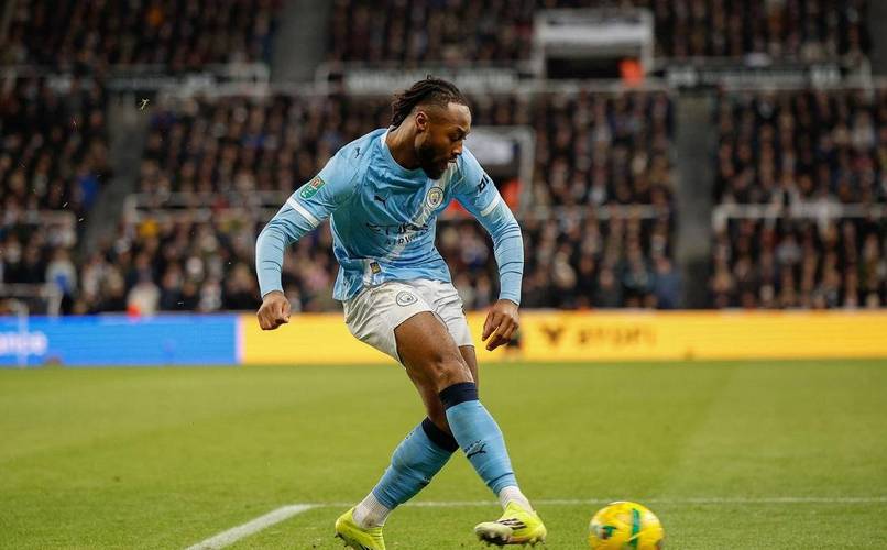 乐开怀！联赛杯夺冠后瓜帅拥抱塞梅尼奥，连拍球员胸口9下