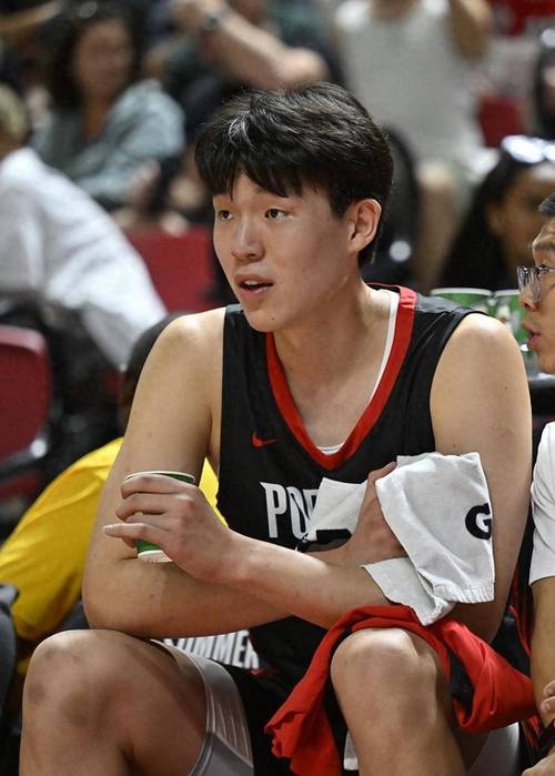 斯普利特：杨瀚森变强了 更加灵活 本场我安排他去罚球线组织进攻