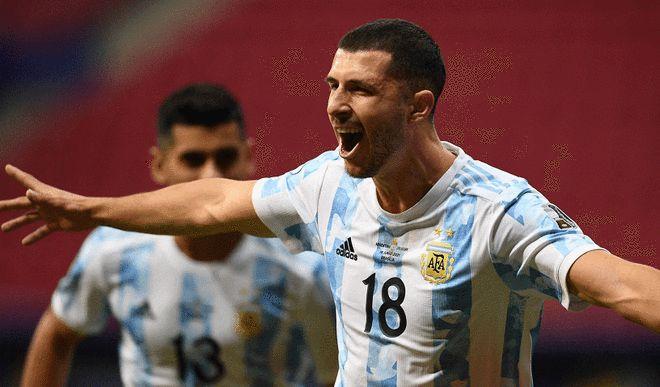 24小时内对手→队友！巴尔韦德与吉梅内斯一同抵达乌拉圭队驻地