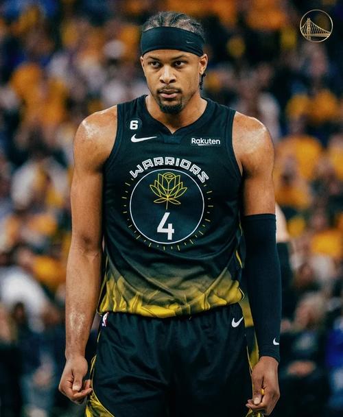 科尔：穆迪非常优秀&很好执教 他每天都努力训练&他今天表现很好