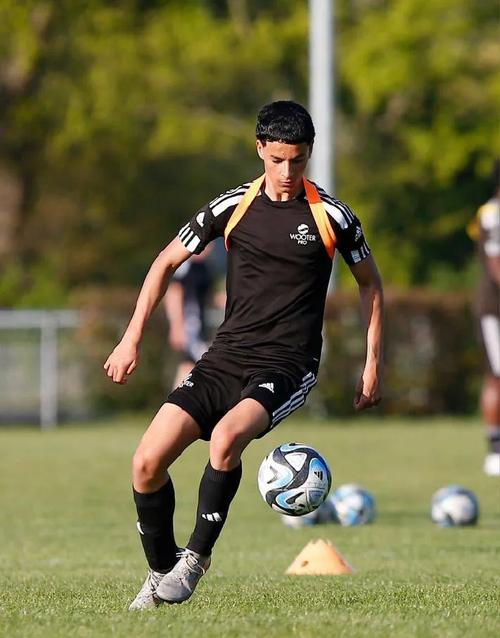 扎卡：起初踢球只是防止走上歧途的爱好 哥哥曾为我放弃出国踢球